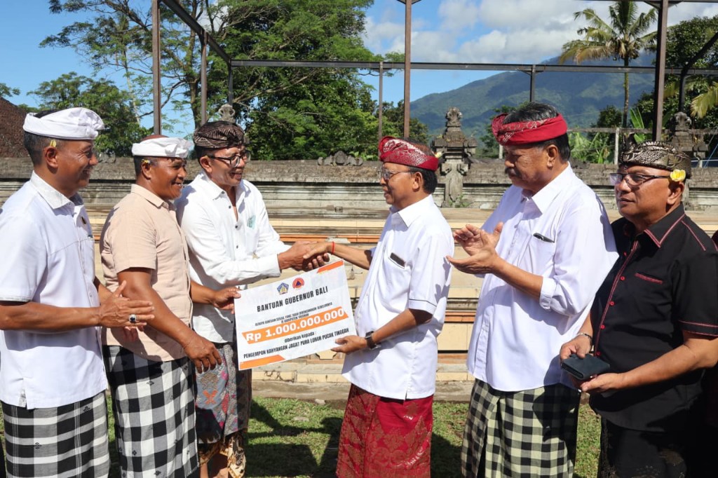 Dokumentasi dari - Pemprov Bali Komit Percepatan Pemulihan Fasilitas Keagamaan Terdampak Bencana, Gub. Koster Serahkan Bantuan 1 M 