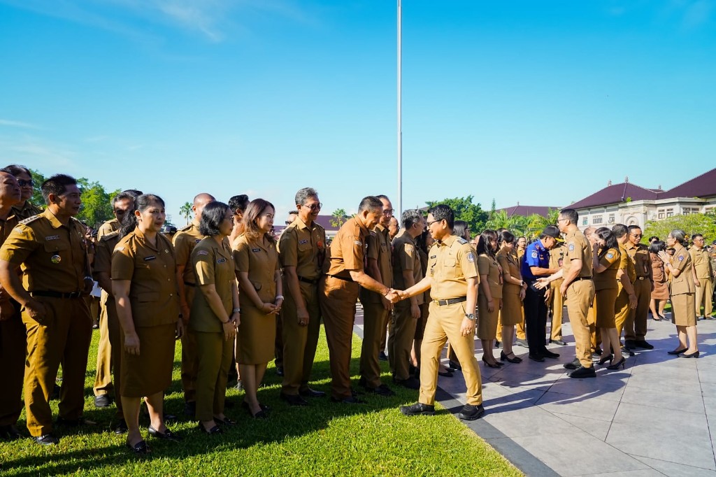 Bupati Perintahkan Seluruh Pegawai Badung Bangun Budaya Pilah Sampah