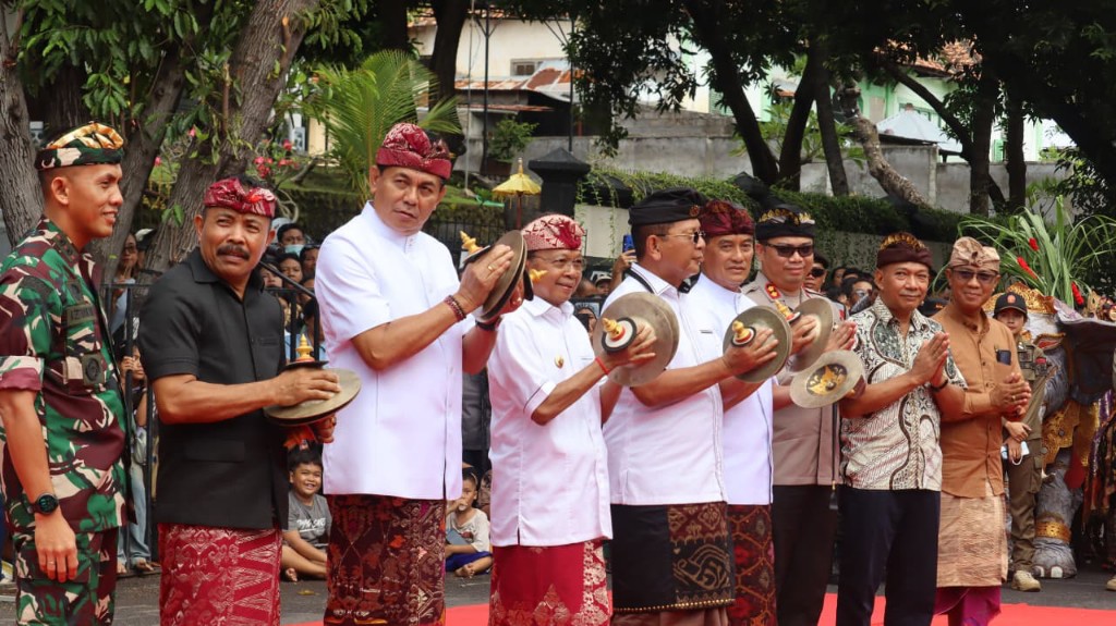 Dokumentasi dari - Gubernur Bali, Koster  Apresiasi Pelaksanaan Parade Budaya Mengangkat Karya Seni  Khas Buleleng