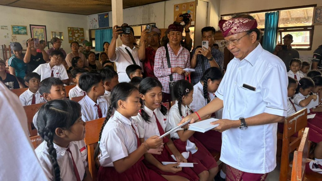Gubernur Koster Serahkan Bantuan Gotong Royong Rp 129 Juta untuk Pemulihan SD N 5 Banjar Pasca Banjir Bandang