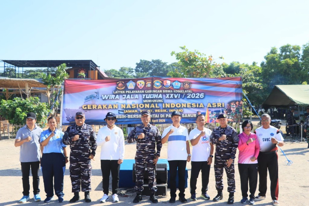 Jaga Pesisir Sanur, Walikota Jaya Negara Dukung Aksi Bersih Pantai TNI AL