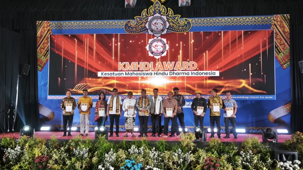 Ari Dwipayana Raih Penghargaan Tokoh Hindu Inspiratif