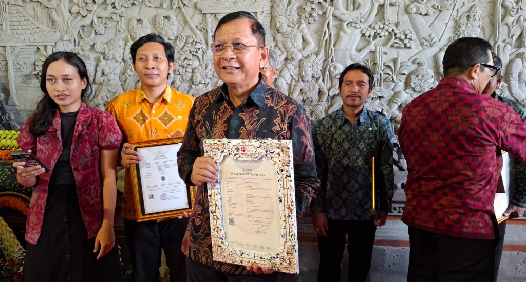 Bupati Sutjidra Terima Sertifikat HAKI, Berkat Inovasi "Recycle Mask"