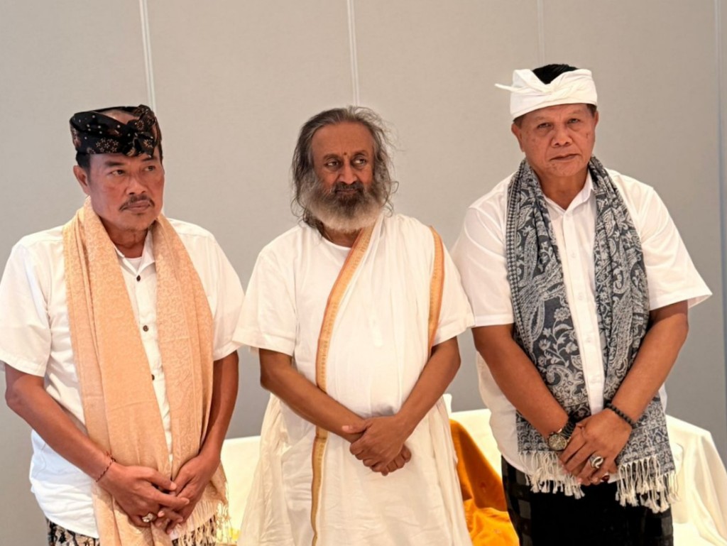 Gus Marhaen Bertemu Tokoh Spiritual Gurudev Sri Sri Ravi Shankar, Mohon Doa Restu Gemakan Pesan Sabda Palon