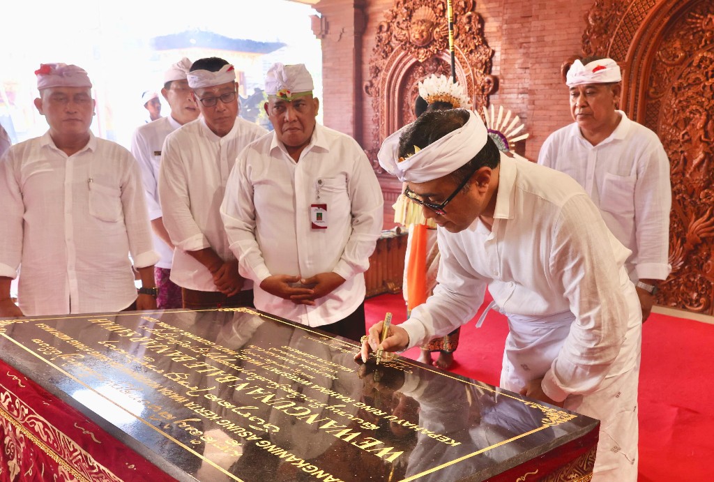 Dokumentasi dari - Walikota Jaya Negara Hadiri Melaspas Balai Banjar Sawah, Desa Adat Pedungan