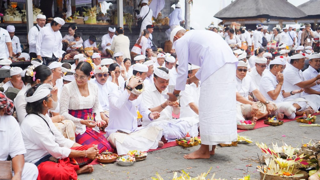 Hari Pertama IBTK 2026 di Besakih Lancar,
Arahan Gubernur Bali Tekankan Kenyamanan Pemedek hingga Detail Fasilitas