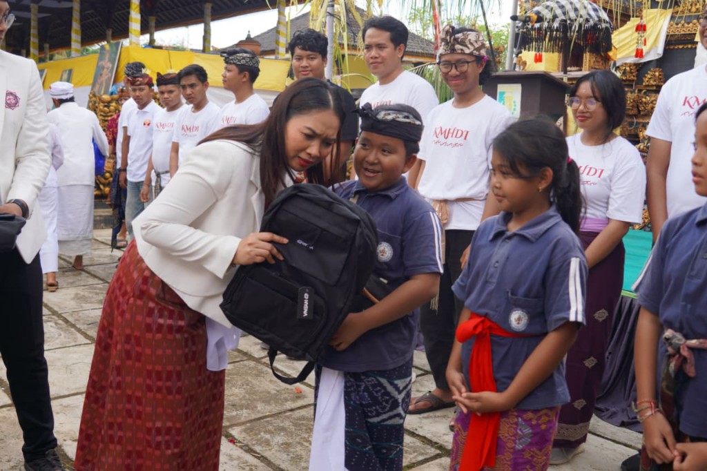 Penguatan Umat Hindu, Wamenpar Salurkan Bantuan untuk Pinandita dan Pelajar di Lampung Timur