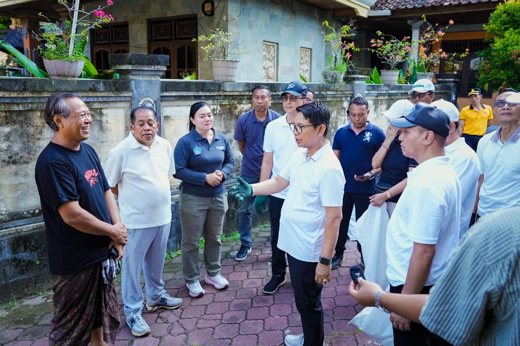 Ketua Komisi II DPRD Badung Dampingi Bupati Badung Korvey Aksi Bersih Sampah Lingkungan di Legian