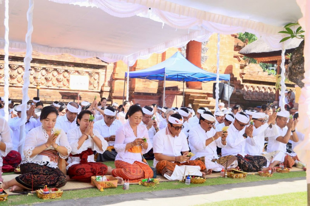 Persembahyangan Bersama Hari Saraswati Jaya Negara Dorong Penguatan Pendidikan dan Daya Saing SDM