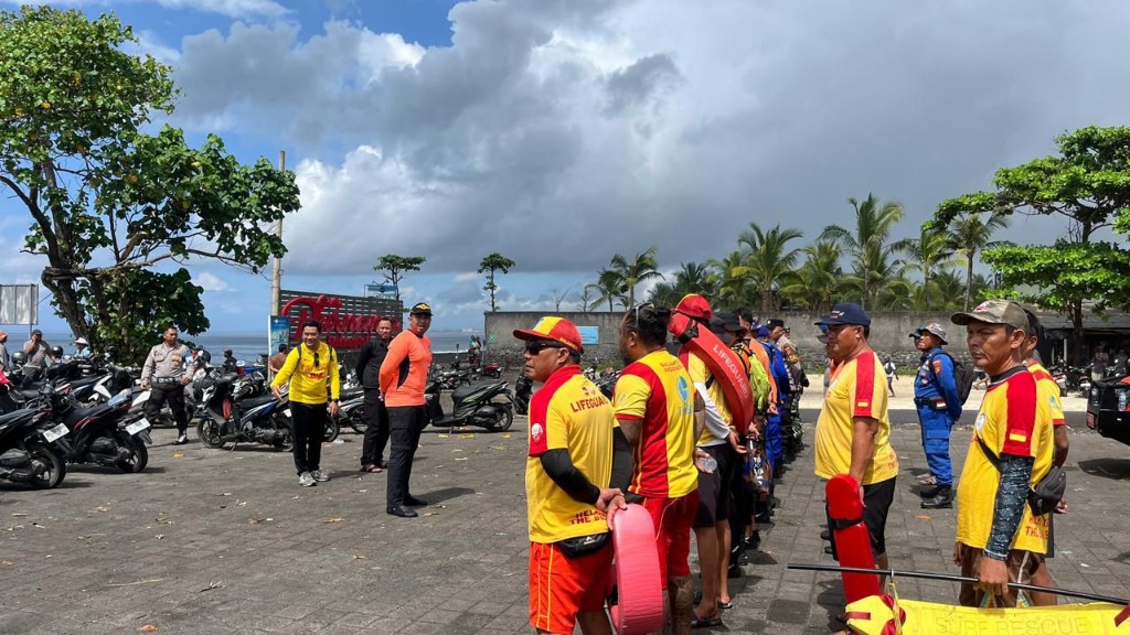 Dokumentasi dari - Hendak Selamatkan Rekannya Yang Hanyut, Agus Suarsa Hilang Terseret Arus di Pantai Purnama
