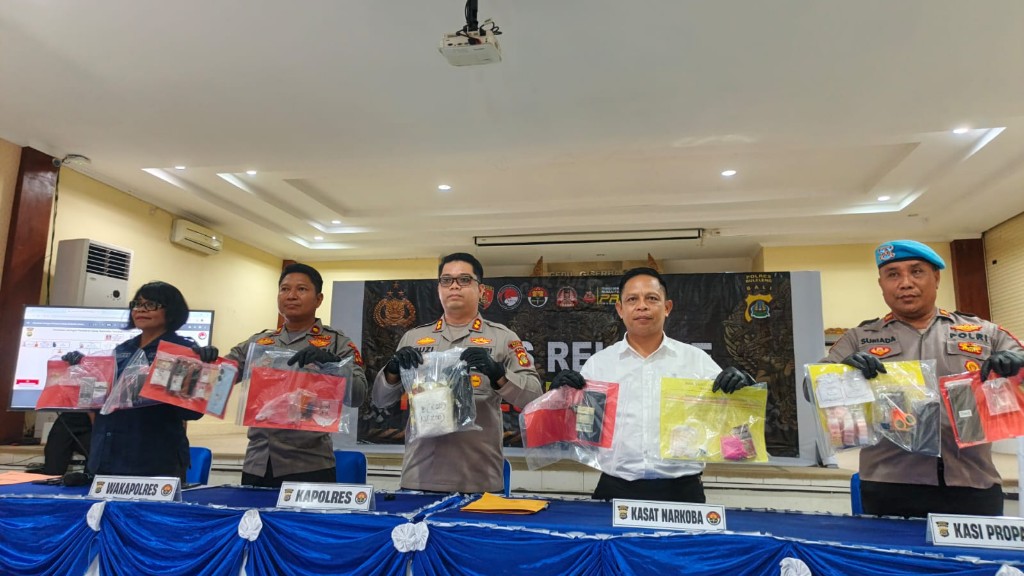 Dua Pria, Jaringan Pengedar Narkotika, Dibekuk Polisi, Saat Mengambil Paket 1 Kg Sabu di Kantor Jasa Ekspedisi