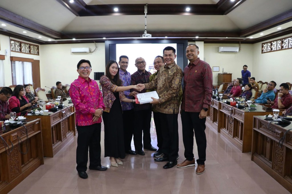 Terancam Over-Komersialisasi, Pansus TRAP DPRD Bali Keluarkan Rekomendasi  Tertibkan dan Rehabilitasi Kawasan Danau Beratan