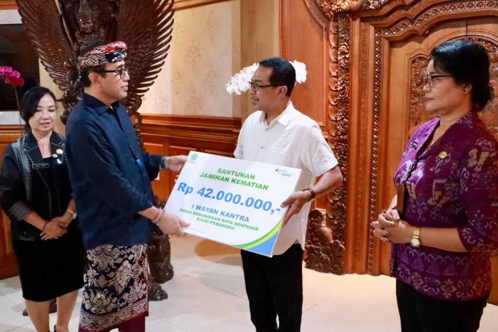 Walikota Jaya Negara Salurkan Santunan JKK BPJS Ketenagakerjaan Kepada Ahli Waris Korban Kecelakaan Kerja di Denpasar