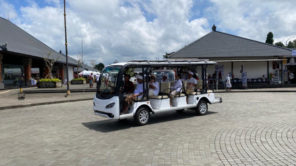 Shuttle Bus Permudah Akses Pemedek di Pura Besakih Saat Karya Ida Bhatara Turun Kabeh
