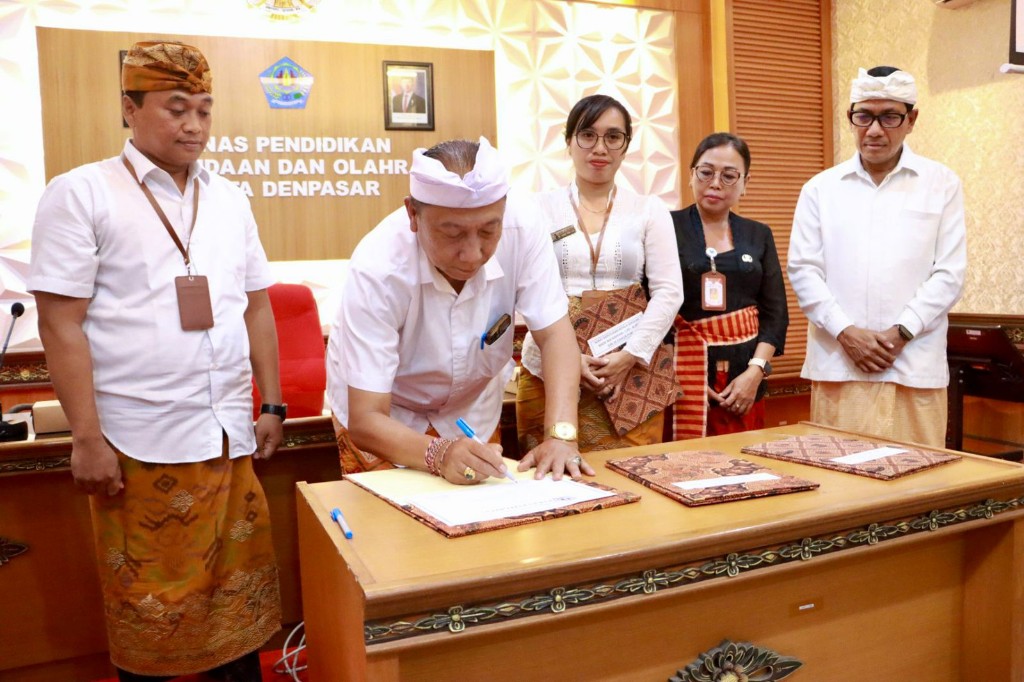 Dokumentasi dari - Sekda Eddy Mulya Serahkan SK 41 Kepala Sekolah di Kota Denpasar