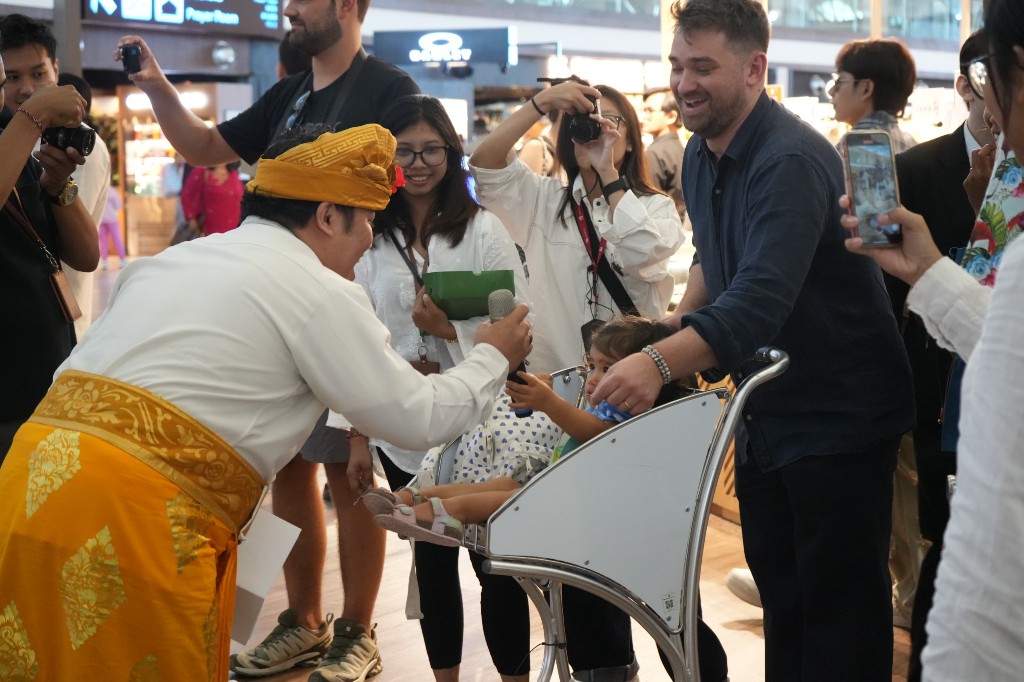 Bandara Ngurah Rai Rayakan Paskah dengan Koor Bernuansa Bali dan Bagi-Bagi Cokelat