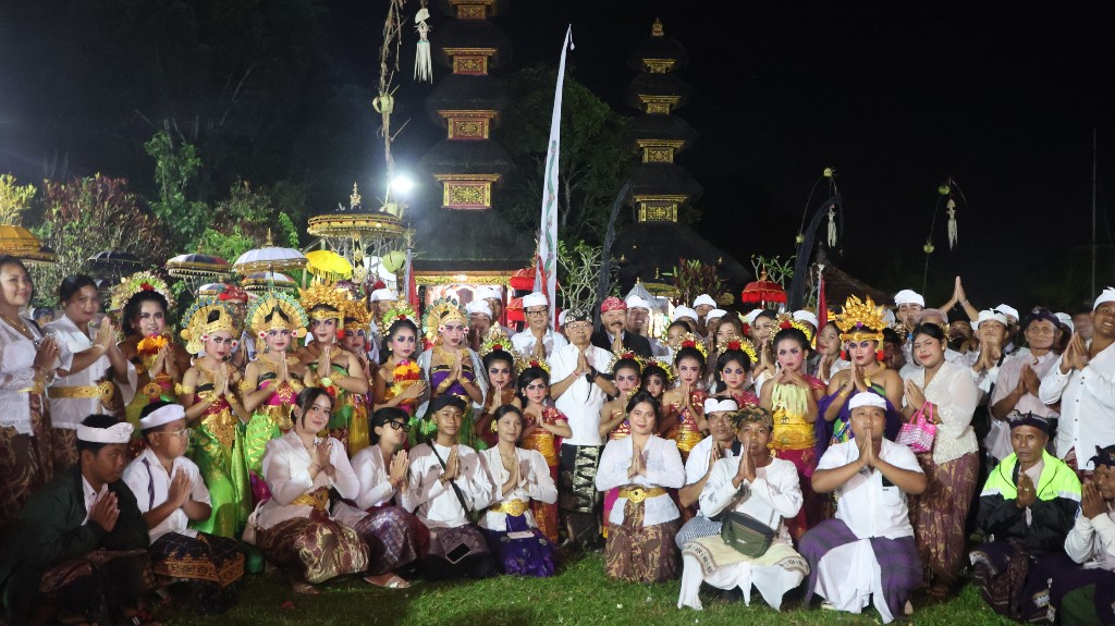 Hadiri Puncak Pujawali Pura Luhur Batulumbung, Gubernur Koster Serahkan Punia Rp 25 Juta