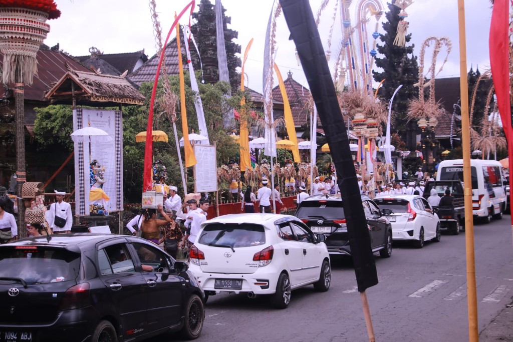 Rekayasa Lalu Lintas Pada Karya Ngusaba Kedasa di Pura Ulun Danu Batur Berjalan Efektif