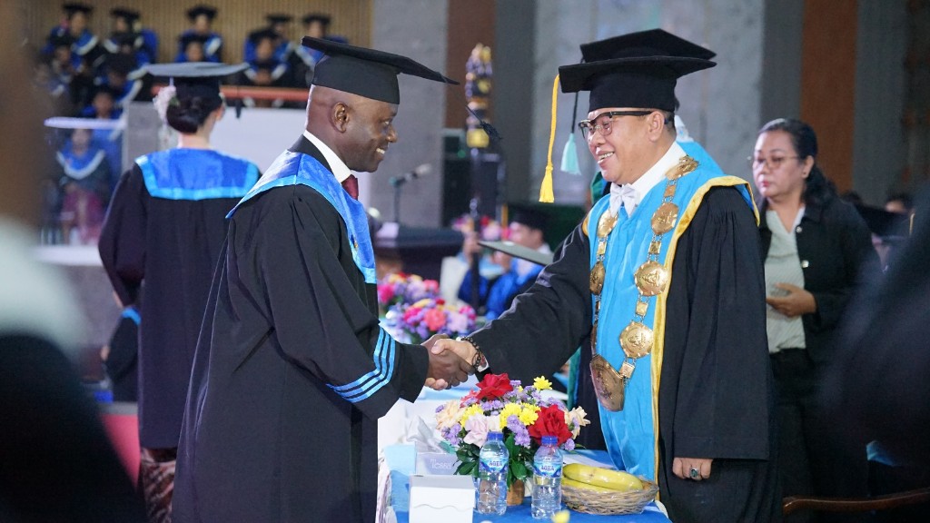 Puluhan Mahasiswa Asing Warnai Wisuda ke-79 Undiksha, 1.098 Lulusan Dikukuhkan