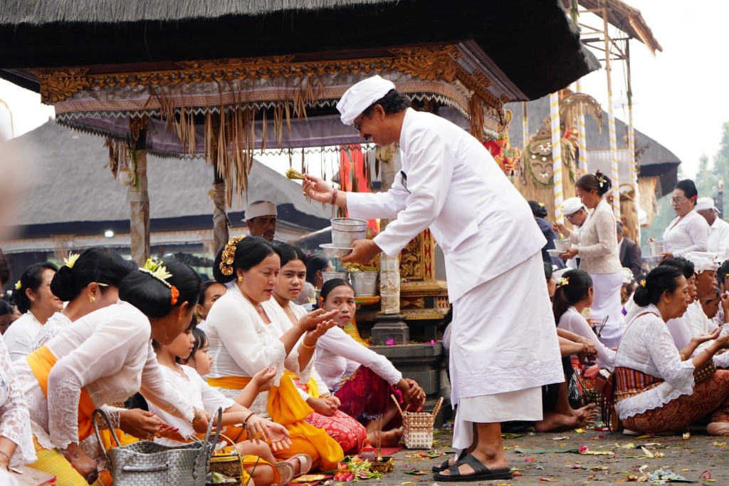 Dokumentasi dari - Lonjakan Pemedek Terjadi di Pura Penataran Agung, Pemedek Diimbau Atur Waktu Kunjungan