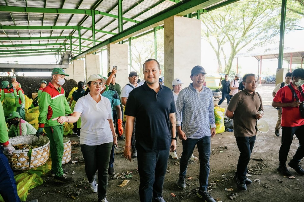 Dokumentasi dari - Wabup Bagus Alit Sucipta Tinjau TPST Mengwitani, Dorong Warga Pilah Sampah dari Rumah