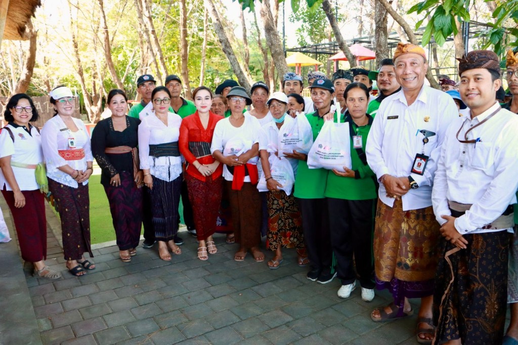 Pemkot Denpasar Serangkaian Hardiknas, Serahkan Bantuan Sembako Kepada 45 Petugas Kebersihan