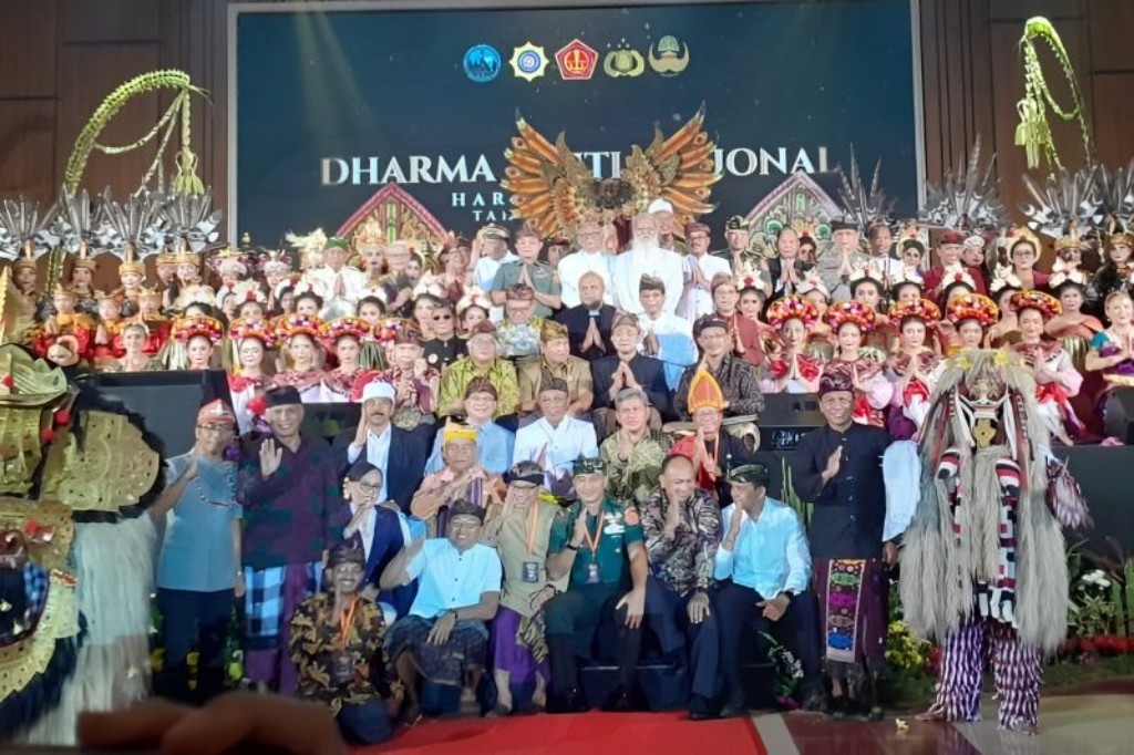 Dokumentasi dari - Puncak Dharma Santi Nasional Undang Presiden Prabowo, Vasudhaiva Kutumbakam: Satu Bumi, Satu Keluarga, Nusantara Harmoni Indonesia Maju