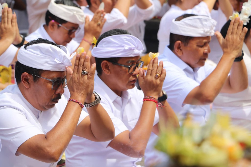 Bupati Sutjidra Pimpin Pemkab Buleleng Bhakti Penganyar di Pura Agung Besakih.