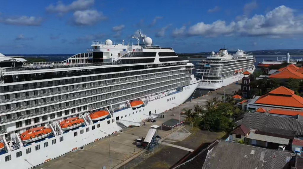 2 Kapal Pesiar Sandar Bersama di Pelabuhan Benoa Bali