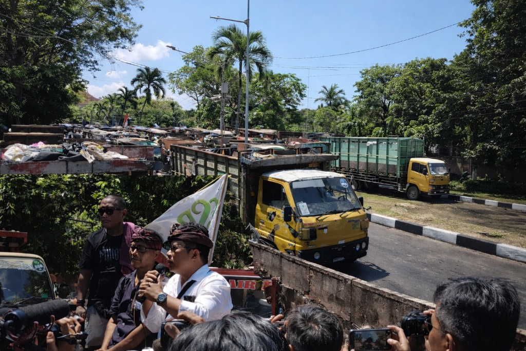 Truk FKSSB Kembali Demo Kantor Gubernur Bali, TPA Suwung Buka Lagi, Dua Kali Seminggu Untuk Sampah Organik