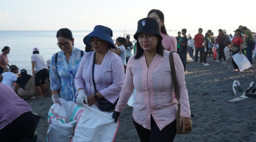 Semangat Kartini : Perempuan Bergerak, Pantai Bersih, Buleleng Bebas Sampah