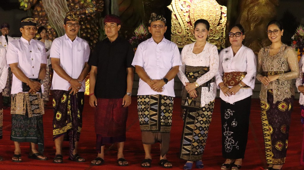Bupati Buleleng Nyoman Sutjidra Membuka Festival Seni, Adat dan Budaya Lokal 2026
