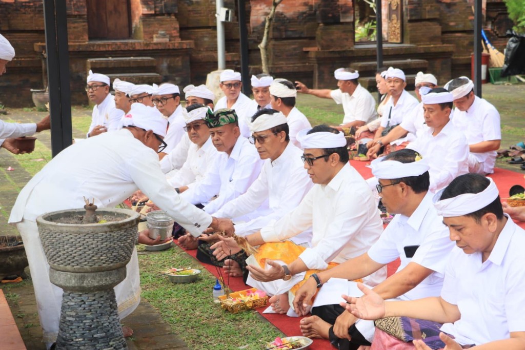 Pemkot Denpasar Gelar Persembahyangan Rahina Suci Tumpek Landep