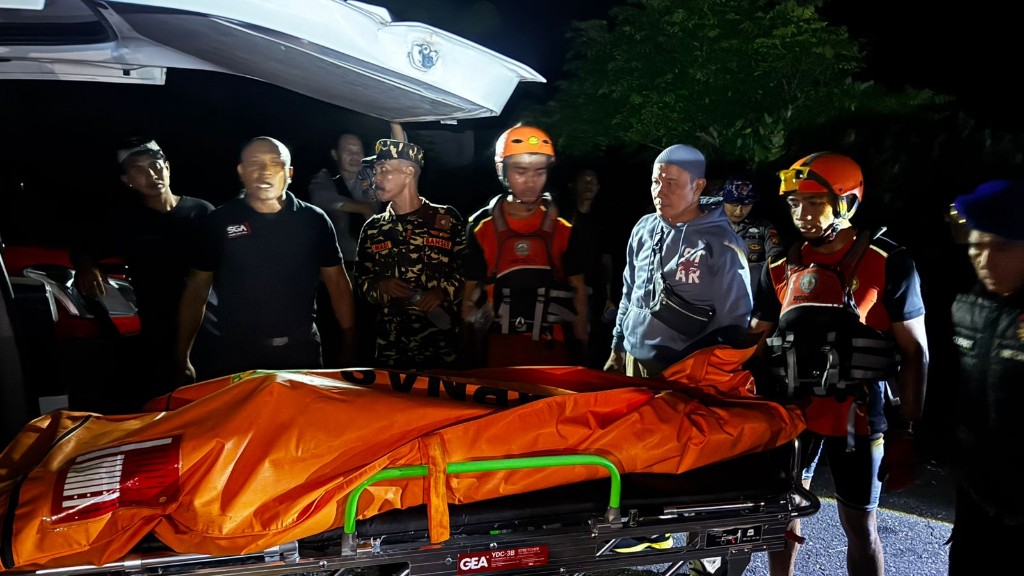 Tim SAR Evakuasi Jenasah di Bawah Tebing