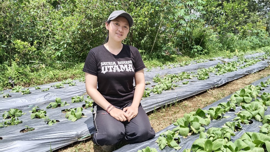 Tak Harus di Kantor, Kartini Muda Ini Pilih Sawah dan Kembangkan Usaha Lewat Aplikasi BRImo
