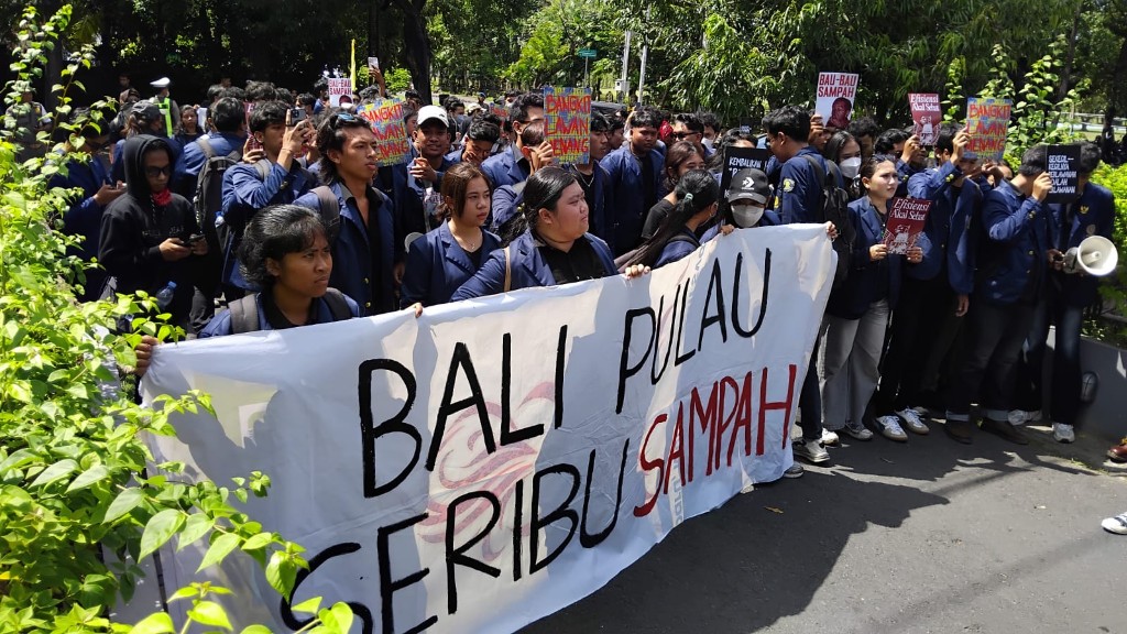 Bali Darurat Sampah, BEM Unud Gerudug DPRD Bali, Koster: Saya Mohon Maaf