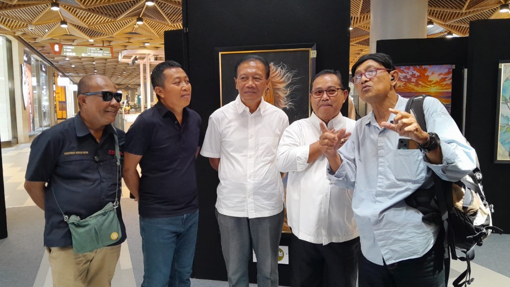 Dokumentasi dari - 52 Lukisan, Dokter Bagus Buka Jalan bagi Pelukis Berpameran di Mall Living World