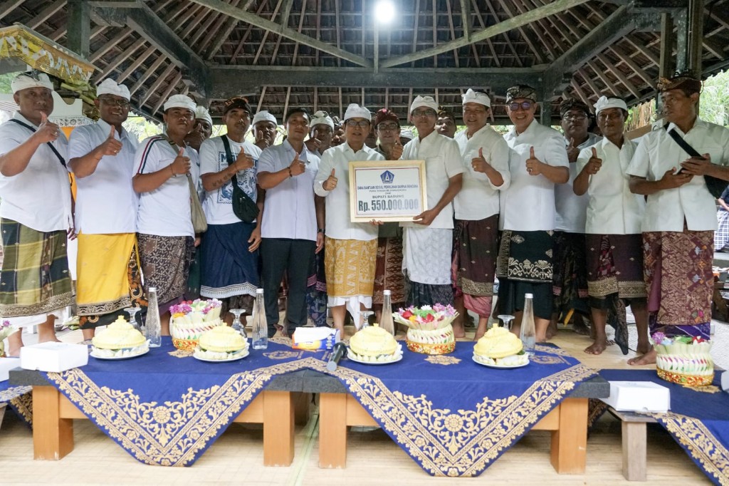 “Dari Bencana Menuju Pemulihan: Bupati Badung Bantu Perbaikan Pura Taman Beji Magendra”