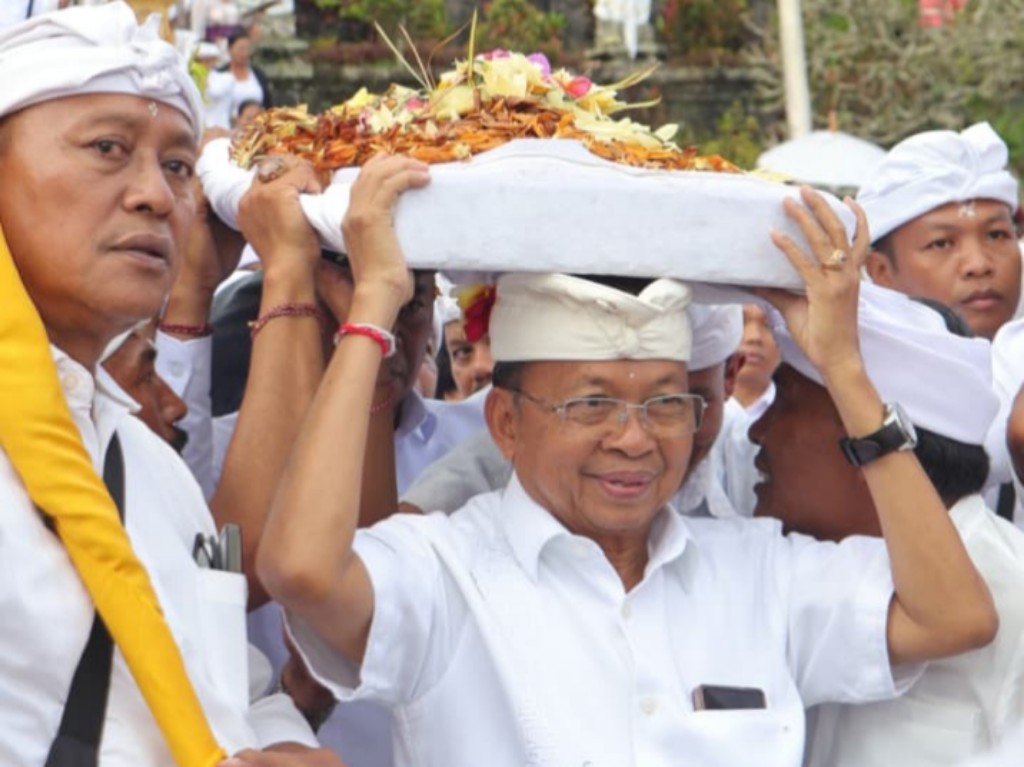 Dokumentasi dari - Penyineban IBTK 2026 di Pura Agung Besakih Gubernur Bali Ngayah Megambel