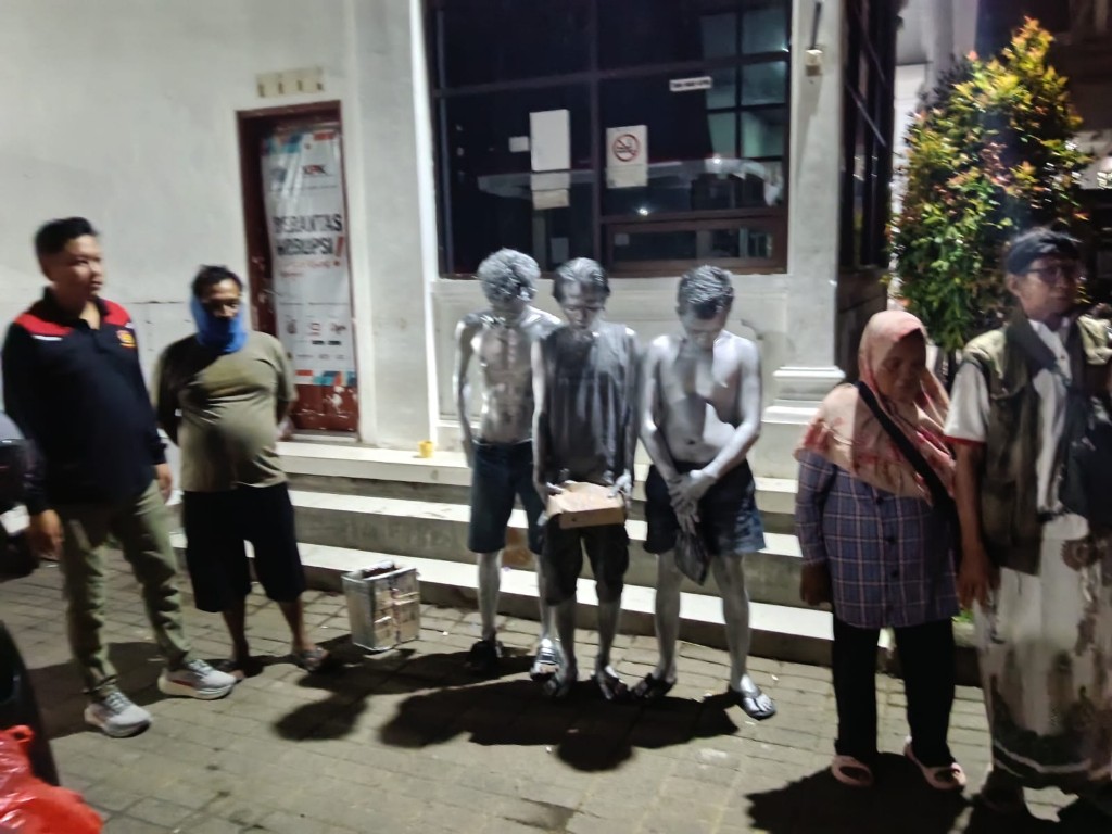 Sebanyak 20 Gepeng Ditertibkan Sat Pol PP Denpasar di Sejumlah Traffic Light