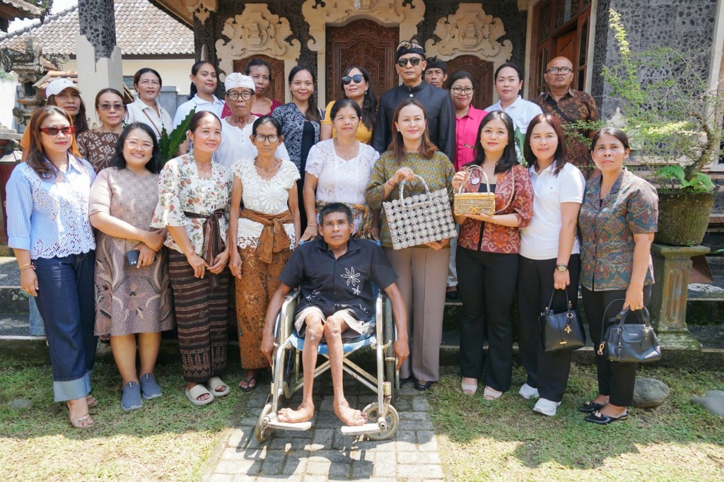 Yunita Alit Sucipta Kunjungi Perajin Disabilitas di Carangsari