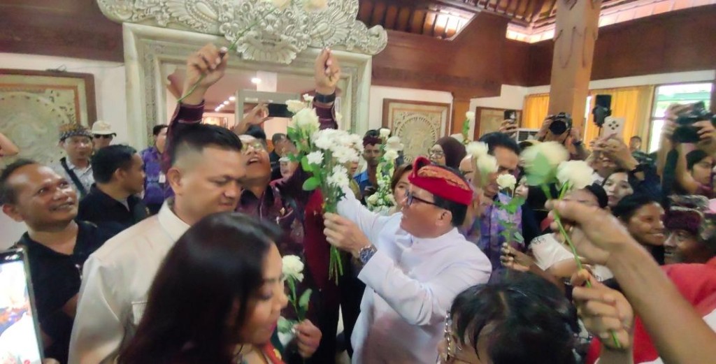 Pansus TRAP DPRD Bali Terima Bunga Mawar, Didorong Tuntaskan Persoalan Tata Ruang