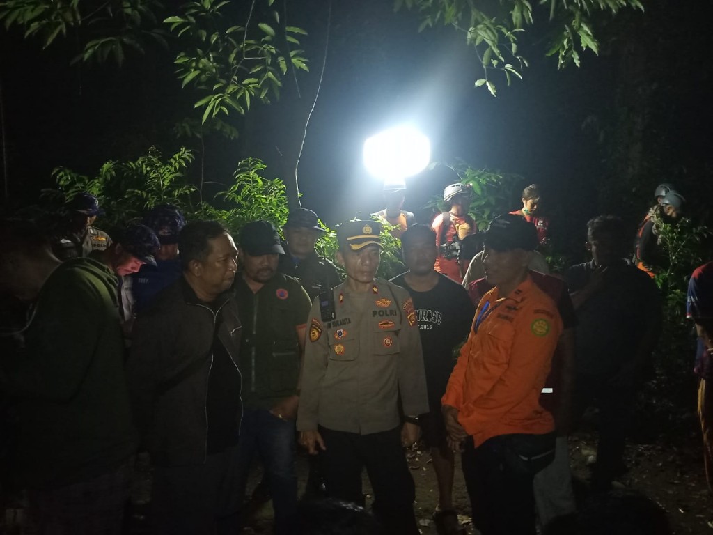 Dokumentasi dari - Tim SAR Cari Korban Tenggelam di Air Terjun Tembok Barak