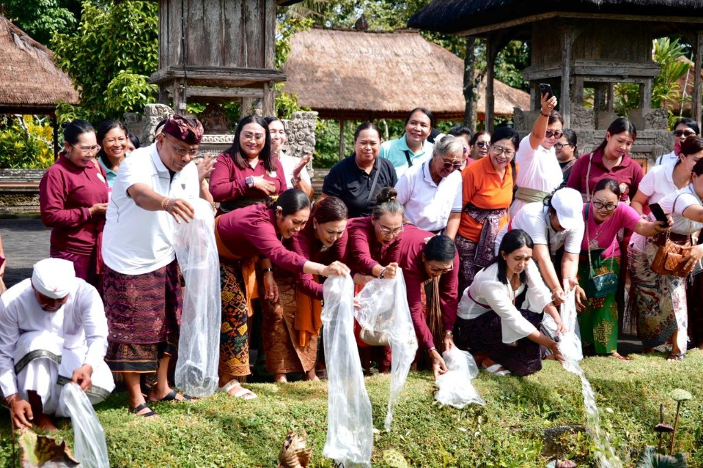 Dokumentasi dari - WHDI Badung Gelar Aksi Sosial dan Lingkungan di Pura Taman Ayun, Wujud Nyata Tri Hita Karana