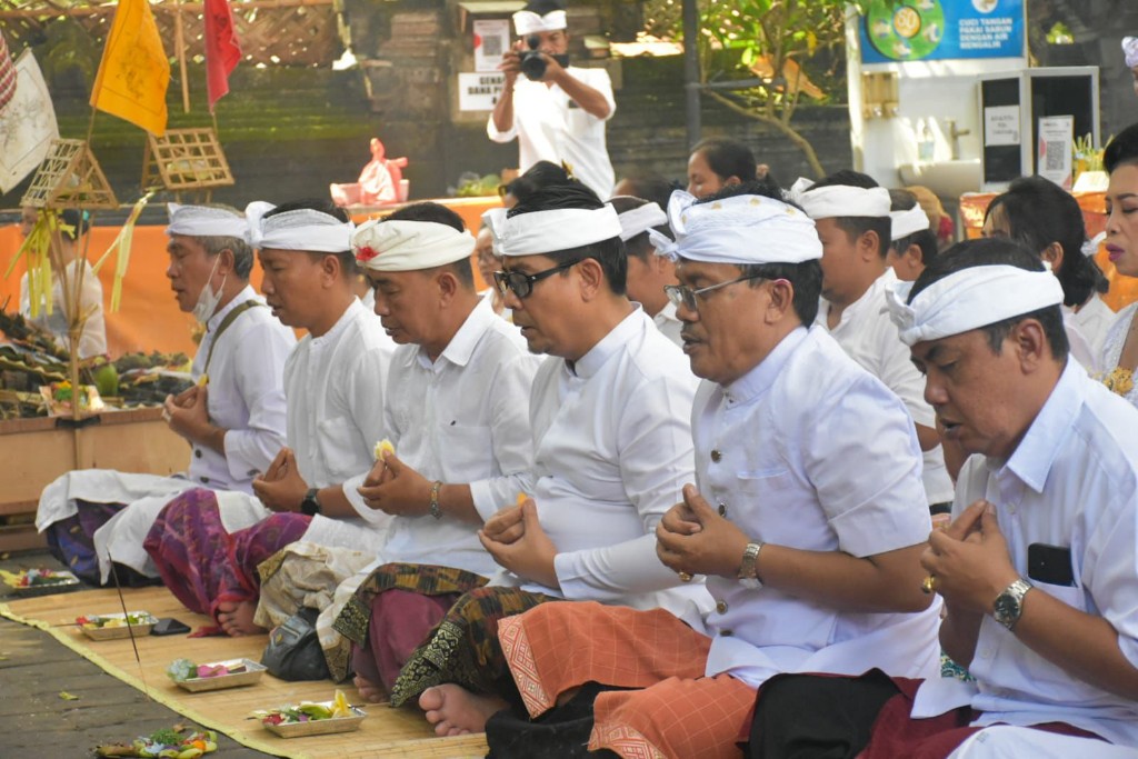 Wawali Arya Wibawa Ngaturang Bhakti Serangkaian Pujawali di Pura Swagina Taman Sari