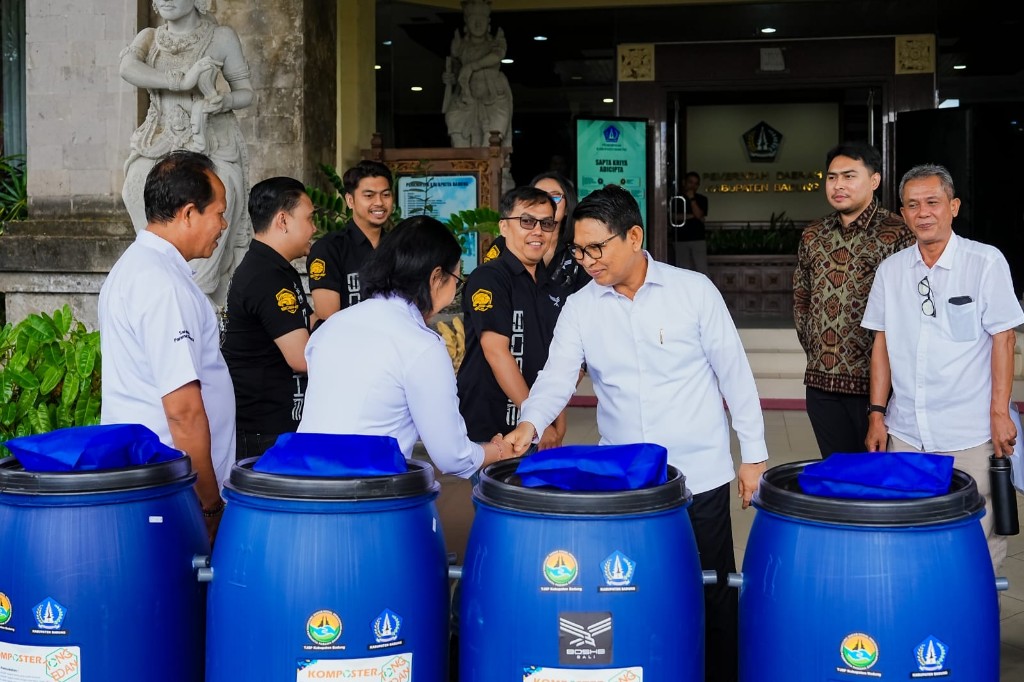 Dokumentasi dari - Program TJSP Badung Salurkan Tong Komposter, Bupati Apresiasi Dukungan Pelaku Usaha