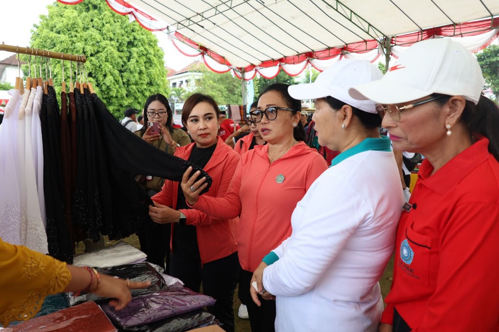 TP. PKK Kota Denpasar Dukung UMKM dan Aksi Berbagi di Pasar Rakyat PKK Bali