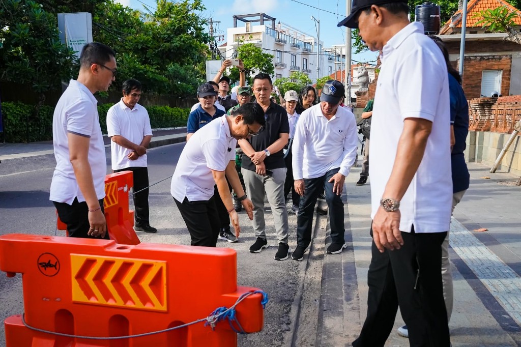 Revitalisasi Besar Kuta Dimulai 2026:
Bupati Adi Arnawa Rancang Penataan Trotoar 4 Meter dan Transportasi Listrik