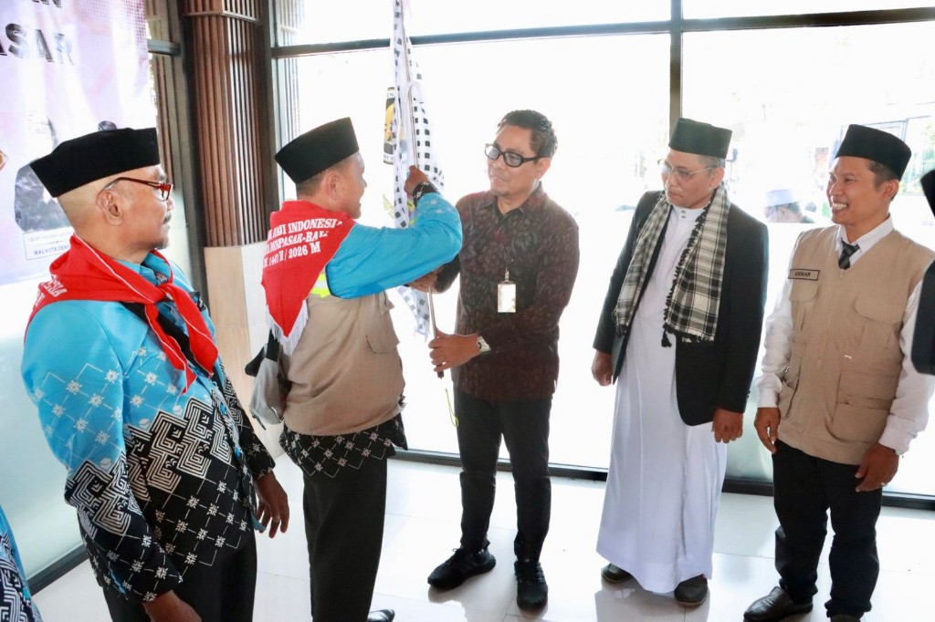 Dokumentasi dari - Wawali Kota Arya Wibawa Lepas 261 Calon Jamaah Haji Kota Denpasar