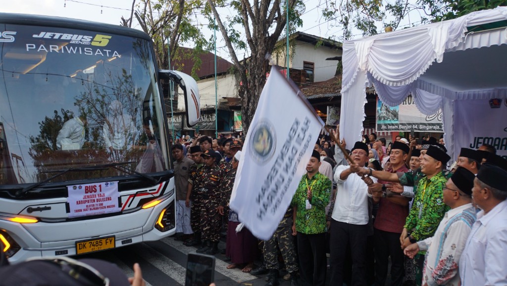 Dokumentasi dari - Bupati Sutjidra dan Wabup Supriatna Pastikan Jemaah Haji Buleleng Tunaikan Ibadah dengan Sehat dan Selamat